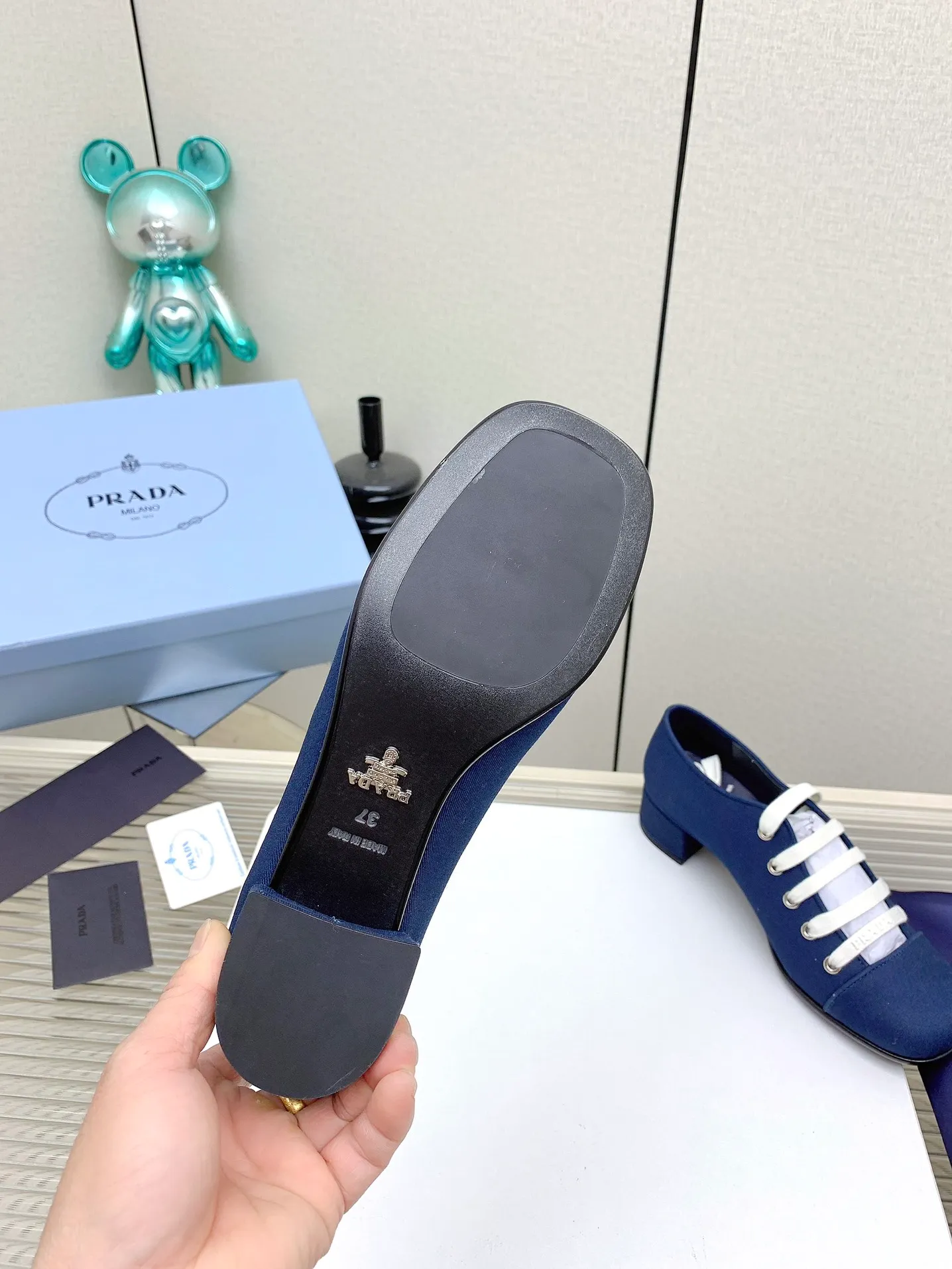 👟👟Ex-factory price 620👟👟 (Higher version) Prada 25/Spring and Summer Catwalk New lace-up hollow shoelace Mary Jane thick heel shoes This year’s lace-up element is super popular and really fashionable. I am obsessed with the appearance and comfort! The salty or sweet doll head design is full of girlishness. It is retro and playful yet elegant. The key is that it is easy to wear. ✔️Upper: original customized fabric ✔️Inner: sheepskin ✔️Outsole: genuine leather outsole imported from Italy ✔️Size: #35-41 (40.41 custom-made, non-refundable)